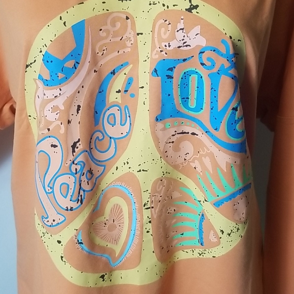 EXCLUSIVE LOVE PEACE LONG SLEEVE TSHIRT - Picture 2 of 5